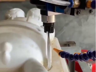 塑膠玩具去除合模線，RBZ浮動銼刀打磨均勻