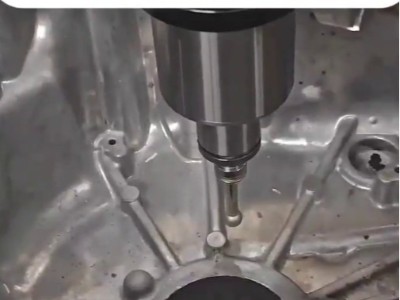 氣缸蓋倒角去毛刺使用RBZ自動換刀浮動主軸實現全自動化去除