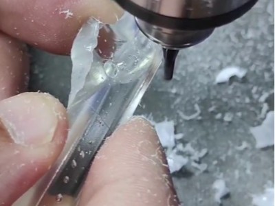 塑料件切1mm厚水口，RBZ30浮動主軸高速銑削