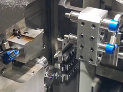 津上走心機(jī)加裝一拖三高頻銑，一次裝夾完成多道工序精密加工